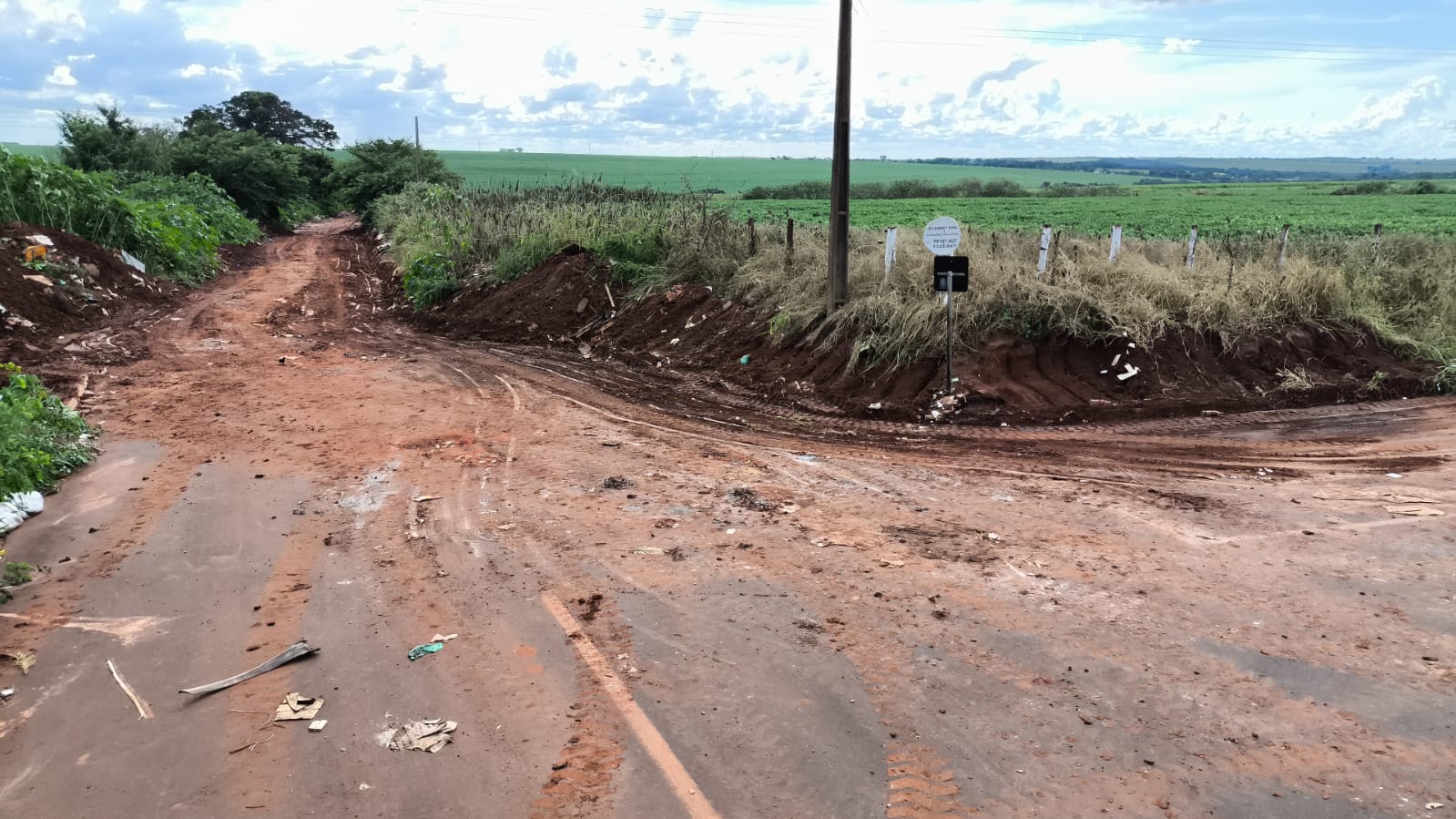 Prefeitura limpa área usada para depósito irregular de entulhos
