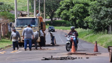 Equipe de tapa-buraco em via próxima à avenida das Nações (Foto: Janio Munhoz)