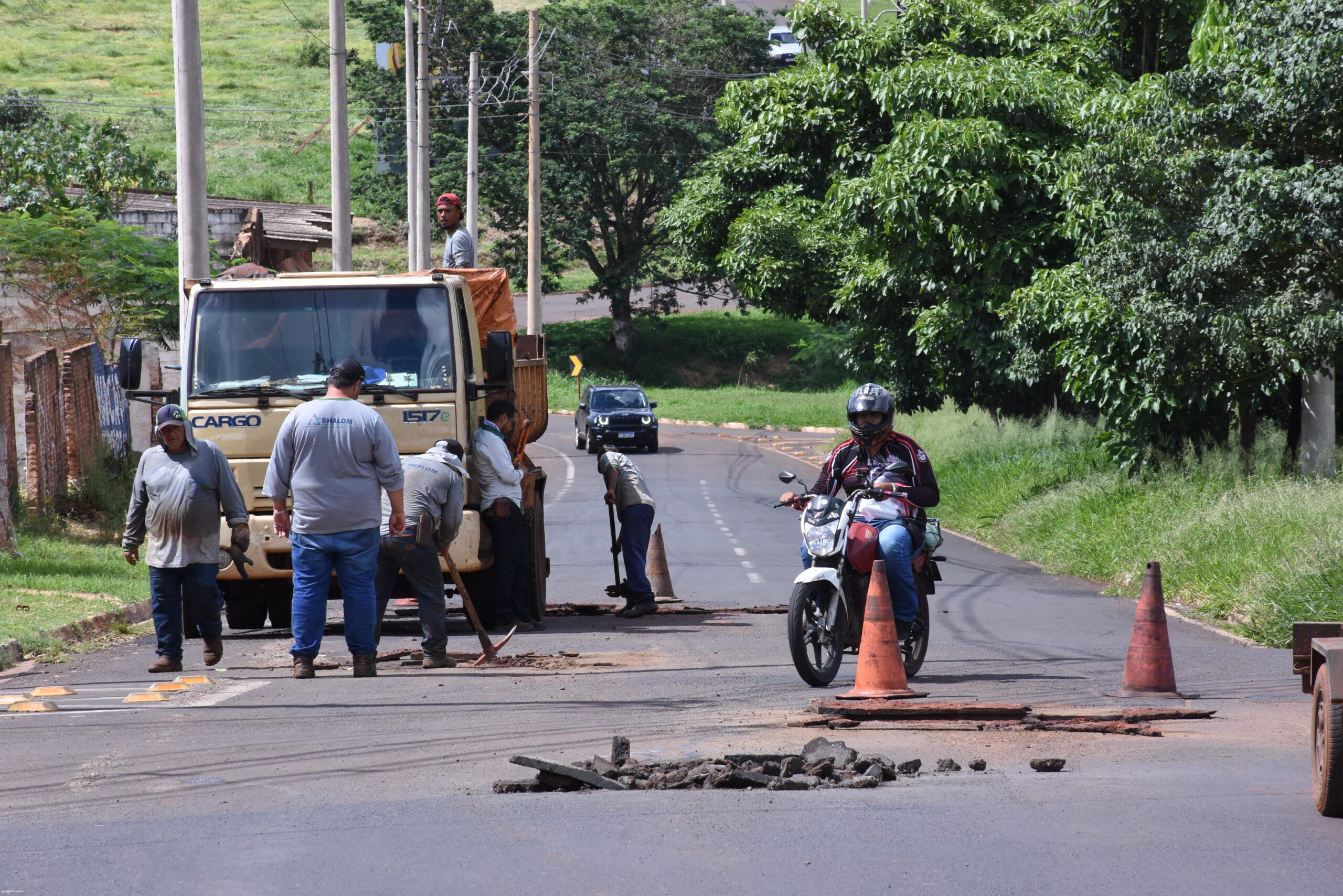 Prefeitura informa sobre serviço de tapa-buraco em bairros