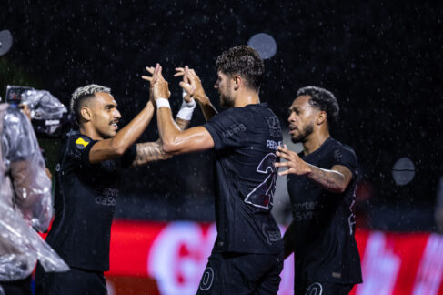 matheuzinho_pedro_raul_e_jose_martinez_ts71 Três jogos deram sequência na rodada de estreia do Paulistão Sicredi nesta quinta-feira (16). Fora de casa, o Corinthians superou o Red Bull Bragantino, por 2 a 1, de virada, em Bragança Paulista.