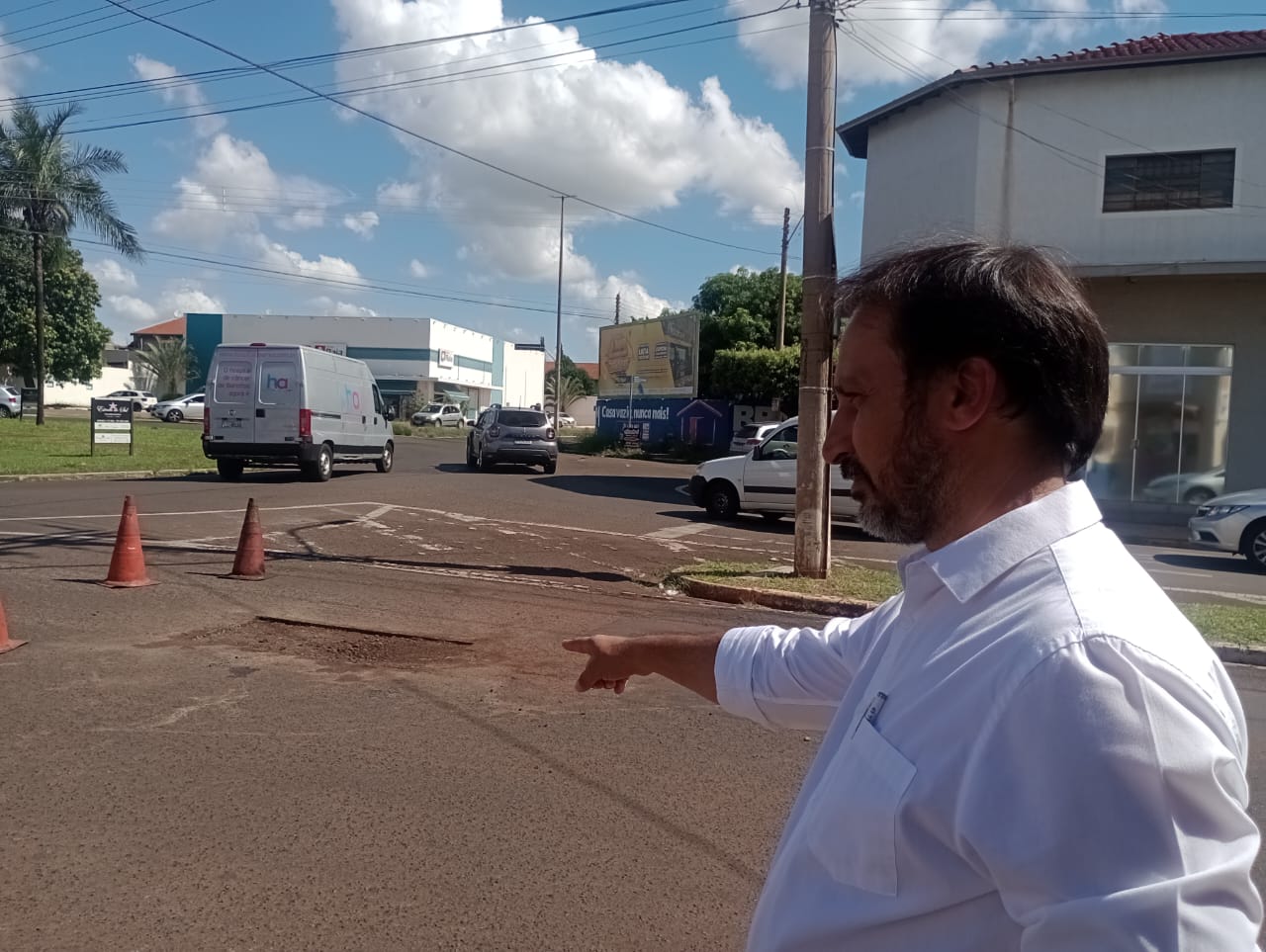 Trabalho de “tapa-buracos” começa pelas rotatórias em Barretos