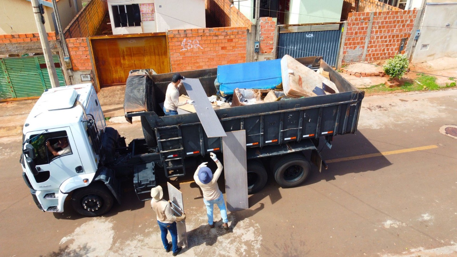 Mutirão de limpeza elimina quase 400 criadouros de mosquito da dengue