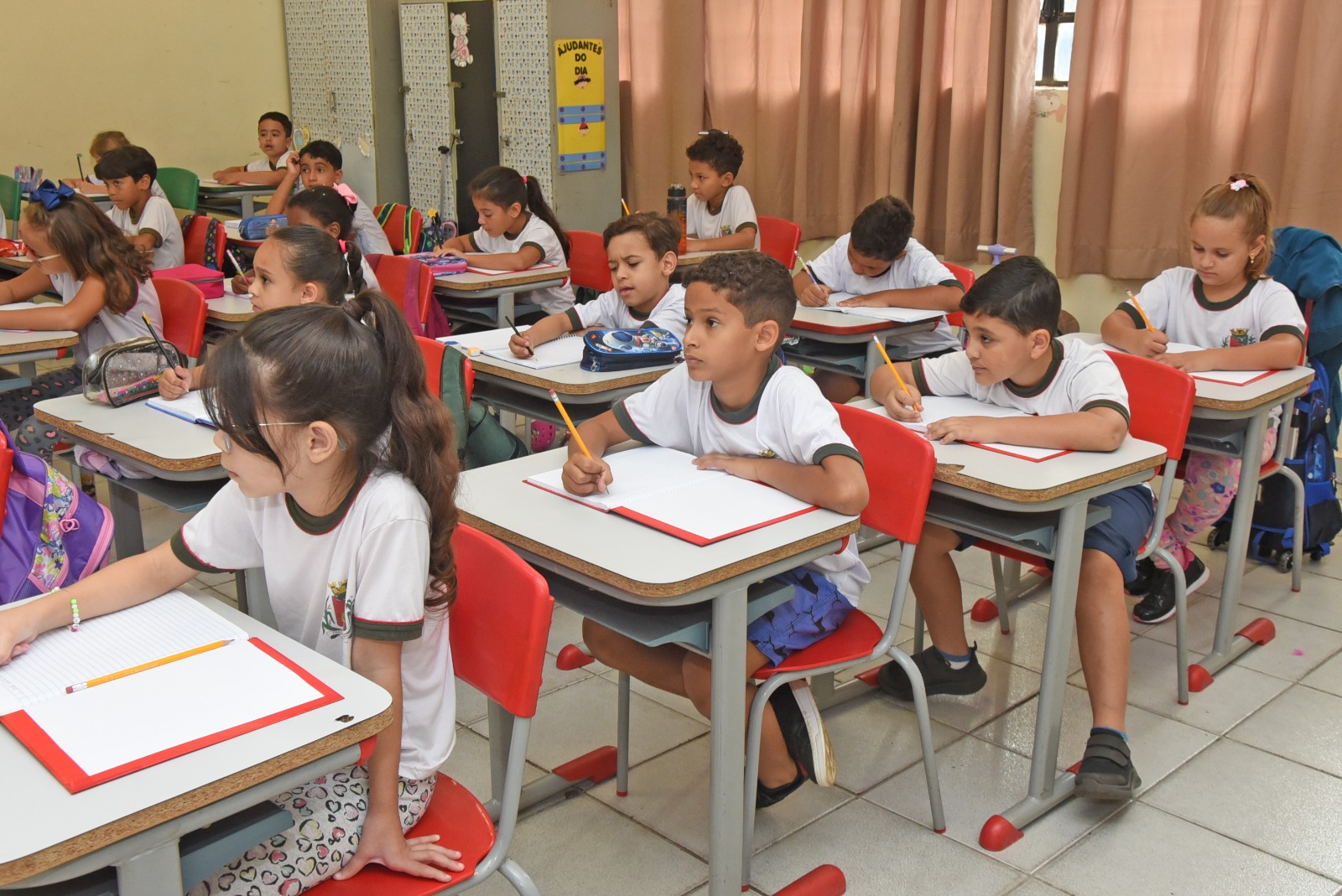 Início do ano letivo mobiliza 12 mil alunos da rede municipal