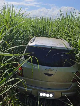 Veículo roubado durante latrocínio é encontrado abandonado