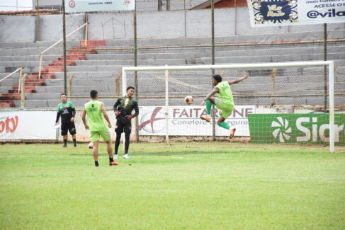 goliveira@gmail.com A equipe do Barretos Esporte Clube após sofrer a sua primeira derrota no Campeonato Paulista da Série A-4, pelo placar de 3 a 1, para o Clube Atlético Taquaritinga, no estádio Fortaleza, trabalha para jogar em Araçatuba.