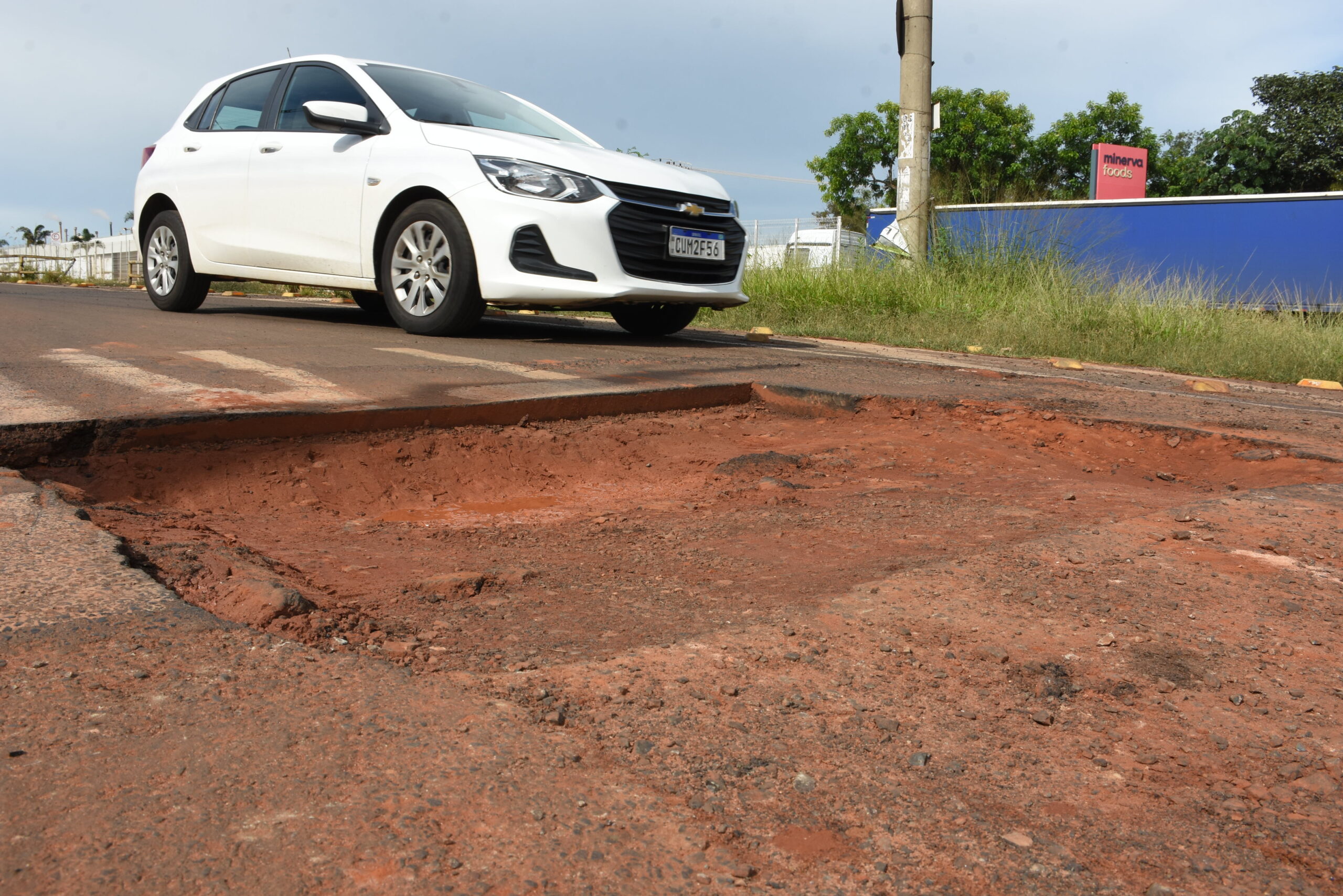 Chuvas voltam abrir buracos em rua