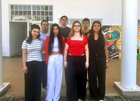 Marianna (Nina) junto com barretenses que participam do movimento por obra urgente em ponte Marianna (Nina) junto com barretenses que participam do movimento por obra urgente em ponte