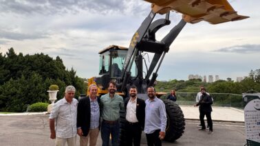 IMG-20250223-WA0380 Prefeito assina convênio e Barretos recebe equipamento para infraestrutura