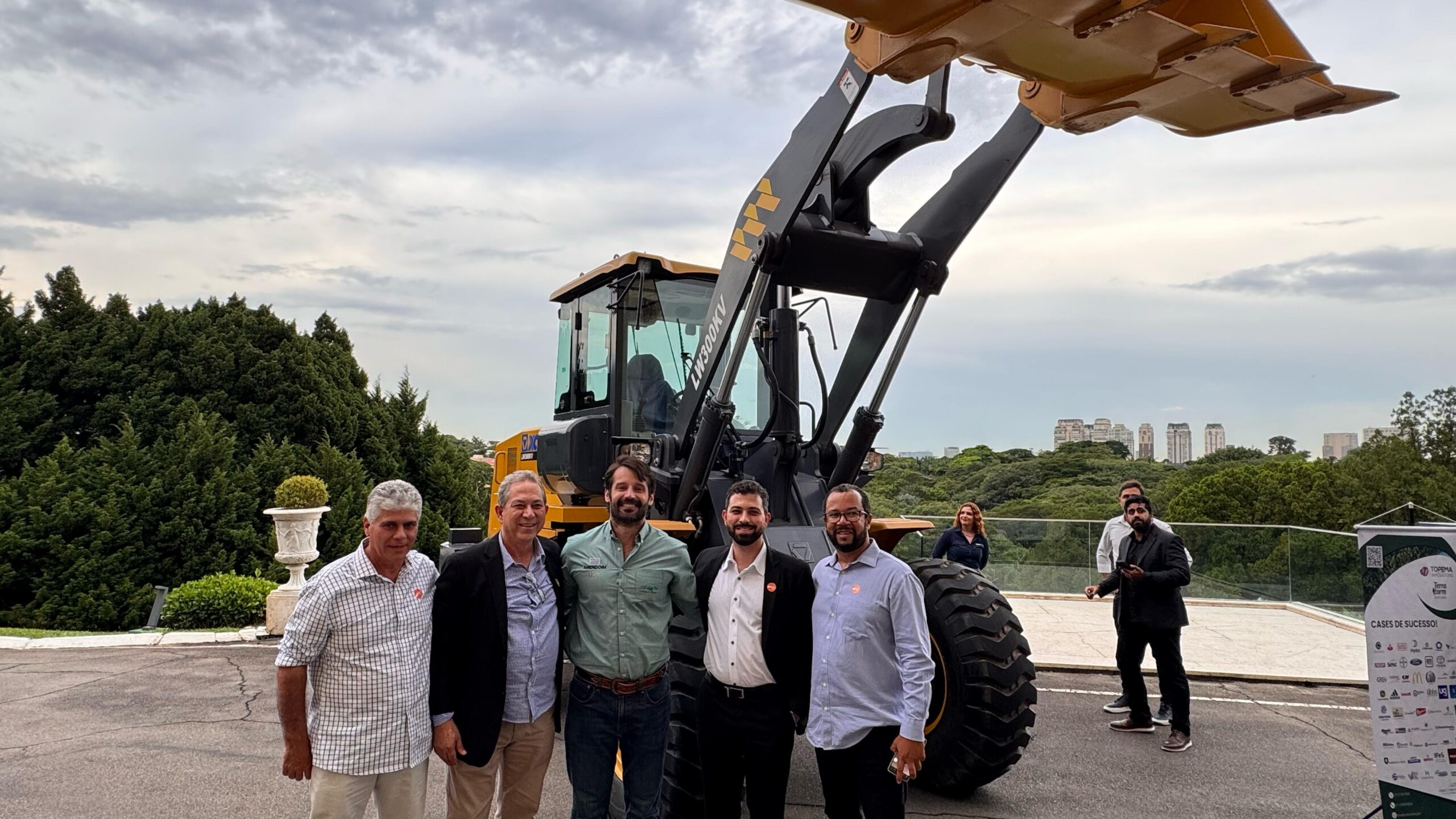Prefeito assina convênio e Barretos recebe equipamento para infraestrutura