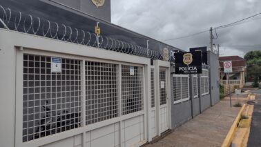 Caminhão é furtado em depósito de loja de materiais para construção (Foto: O Diário de Barretos) Caminhão é furtado em depósito de loja de materiais para construção (Foto: O Diário de Barretos)