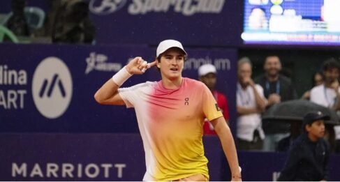 João Fonseca O tenista brasileiro João Fonseca, de 18 anos, coroou a campanha impecável no ATP 250 de Buenos Aires neste domingo (16), ao faturar o título, o primeiro dele no circuito profissional.