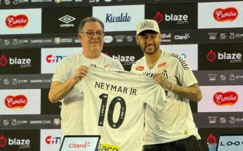 Neymar Após ser apresentado na Vila Belmiro, Neymar concedeu entrevista coletiva. Centenas de jornalistas se reuniram no salão nobre da Vila Belmiro para acompanhar as primeiras palavras oficiais de Neymar com a camisa do Santos.
