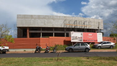 A unidade da Escola do SESI Barretos está recebendo investimentos que vão trazer mais benefícios para a cidade de Barretos. Em contato com a unidade, a informação obtida é que a conclusão da obra do Teatro do Sesi Barretos está prevista para ser entregue no final deste ano de 2025.