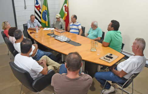 TIN_5089 Os comerciantes e taxista do Terminal Rodoviário de Barretos estiveram reunidos na tarde de ontem (11), no auditório da Prefeitura com o secretário de Trânsito, Transportes e Mobilidade Urbana, Galbas Ruy Fernandes.