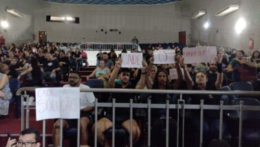 WhatsApp Image 2025-02-05 at 11.38.50 Em assembleia realizada na manhã desta quarta-feira (5), no Teatro do Cine Barretos, entre a Comissão de Professores, Sindicato do Servidores, vereadores e advogados, foi acatada a proposta oferecida pela Prefeitura da Estância Turística de Barretos