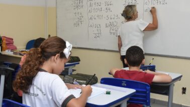 Com a aprovação do pagamento dos valores em 14 parcelas, além de reajuste salarial de 6,27% para toda a classe do magistério a partir de fevereiro, com pagamento em março, as aulas foram retomadas ainda no período da tarde.
