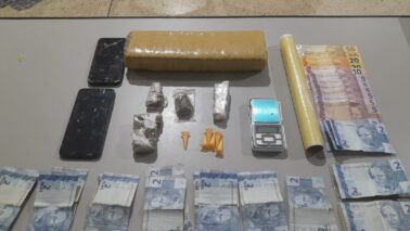 As equipes de Força Tática e Rocam da Polícia Militar receberam informações de moradores do bairro Vida Nova, sobre a prática de tráfico de drogas no local.