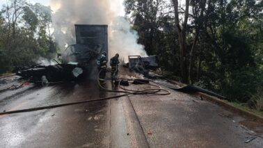 Colisão frontal entre caminhões mata motoristas na Fábio Talarico (Foto: O Diário de Barretos)