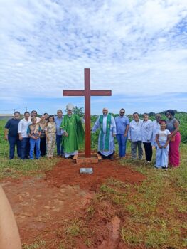 A comunidade católica do bairro Jardim Anastácio, participou na manhã do último domingo (9), do lançamento da pedra fundamental da Igreja que será construída entre as ruas Geni de Souza Ferreira e avenida JAN 23 – José Perini.