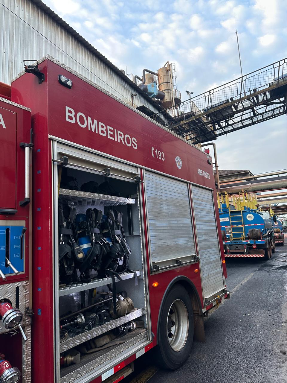 Bombeiros são acionados para combate a incêndio em usina