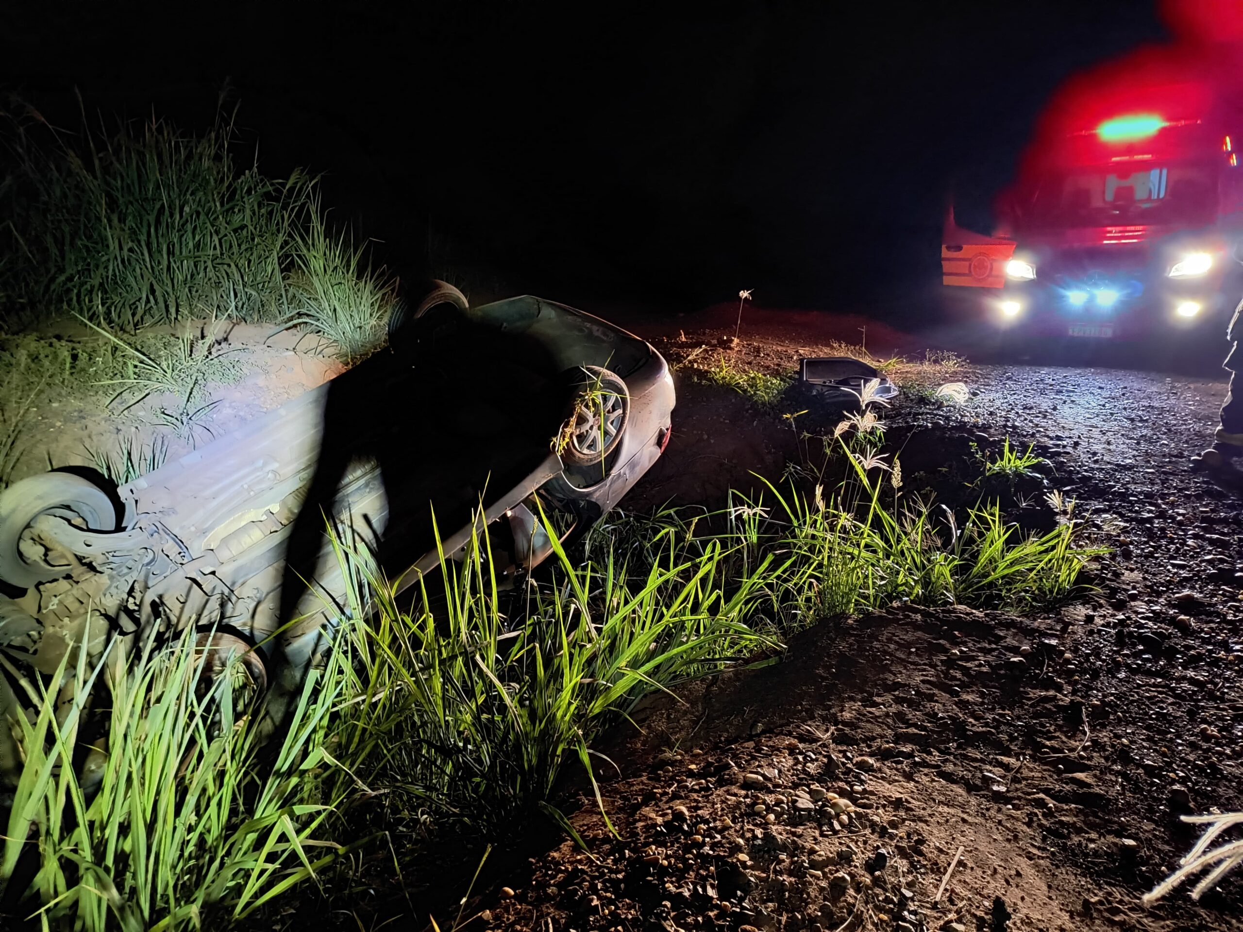 Condutor é socorrido após capotamento na rodovia Faria Lima