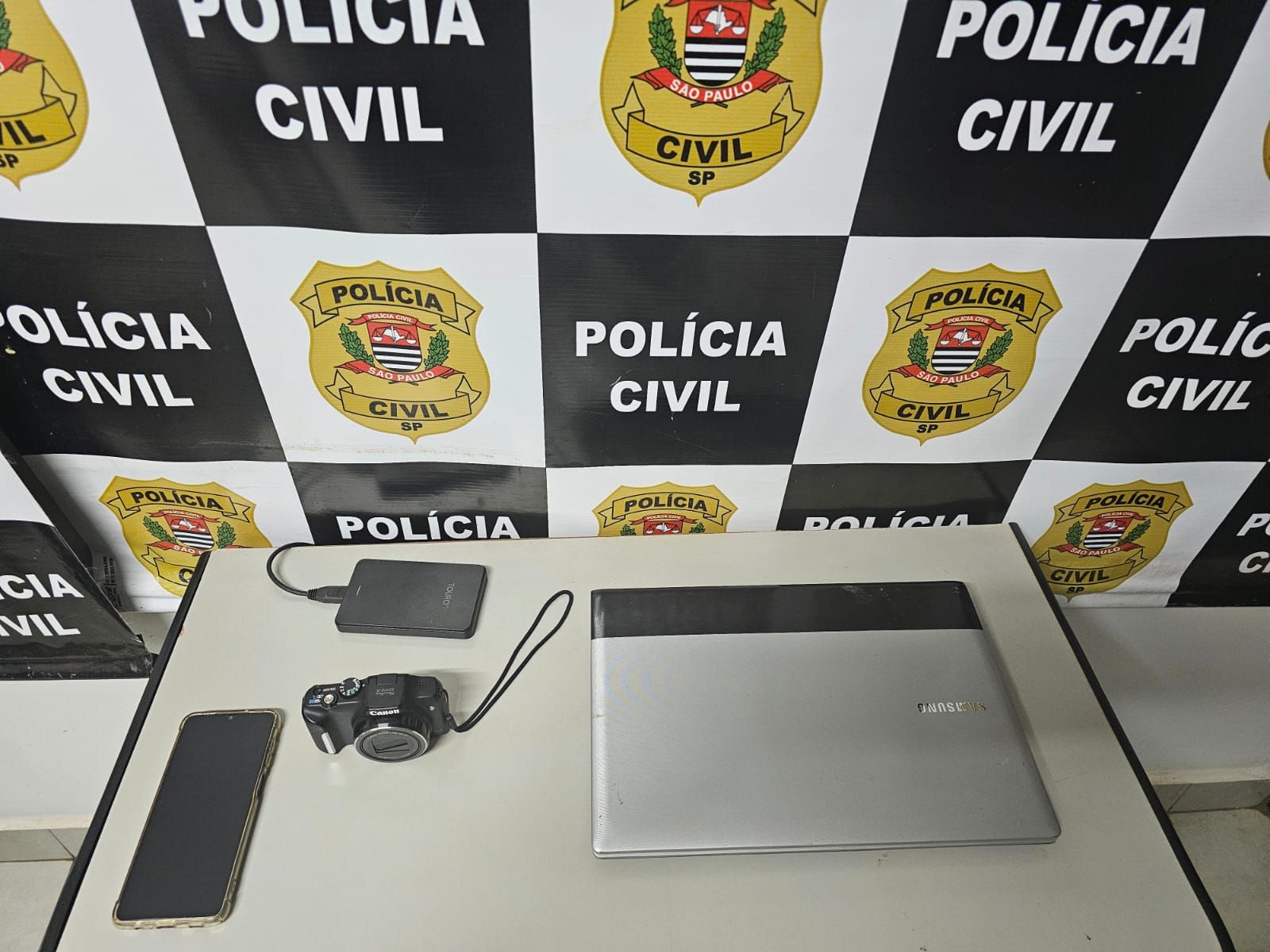 Polícia Civil prende fotógrafo por envolvimento em pedofilia