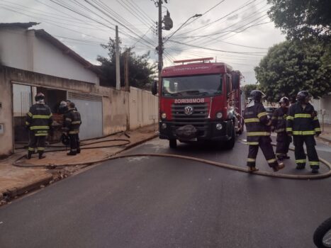 Incêndio em imóvel mobiliza equipes do Corpo de Bombeiros (Foto: O Diário de Barretos)