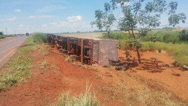 Caminhão tomba na vicinal Joaquim Garcia Franco (Foto: O Diário de Barretos)