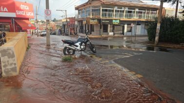 Um reparo que está sendo realizado na adutora do SAAE na rua 18 entre as avenidas 15 e 17, no centro de Barretos, fez com que a região central tivesse uma grande enxurrada na tarde desta sexta-feira.