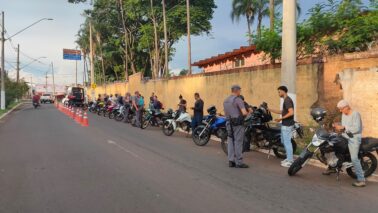 Polícia Militar realiza operação de fiscalização em condutores de motos (Foto: O Diário de Barretos)