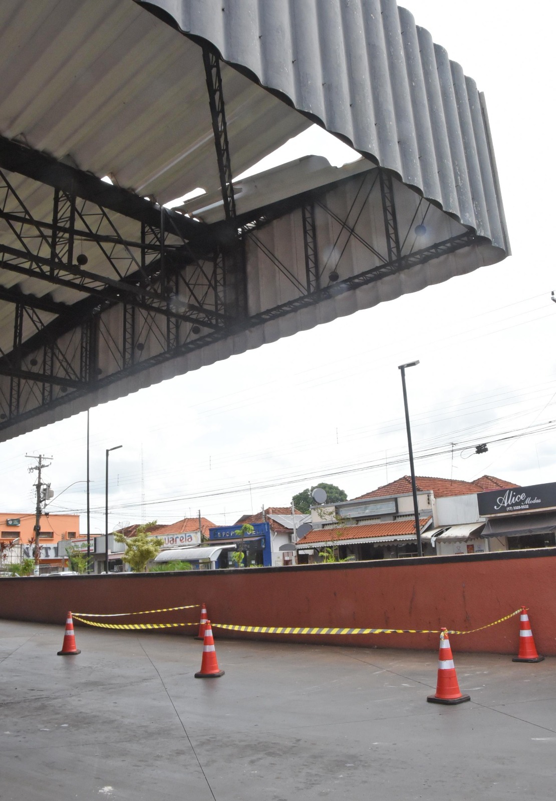 Vendaval danifica telhado do Terminal Rodoviário
