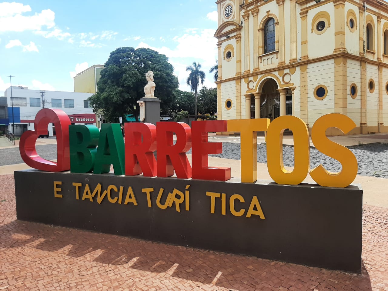 Vandalismo danifica estrutura com nome de Barretos