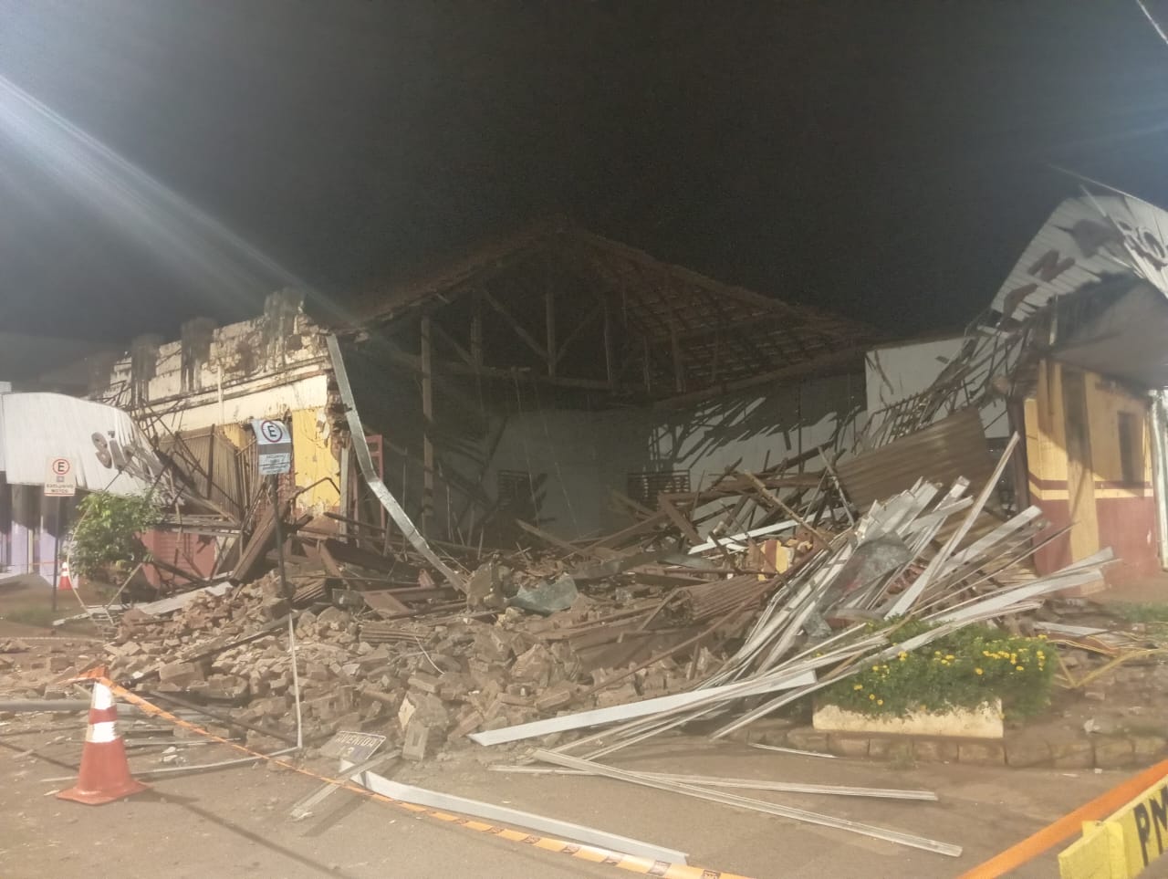 Prédio comercial desaba na área central de Guaíra