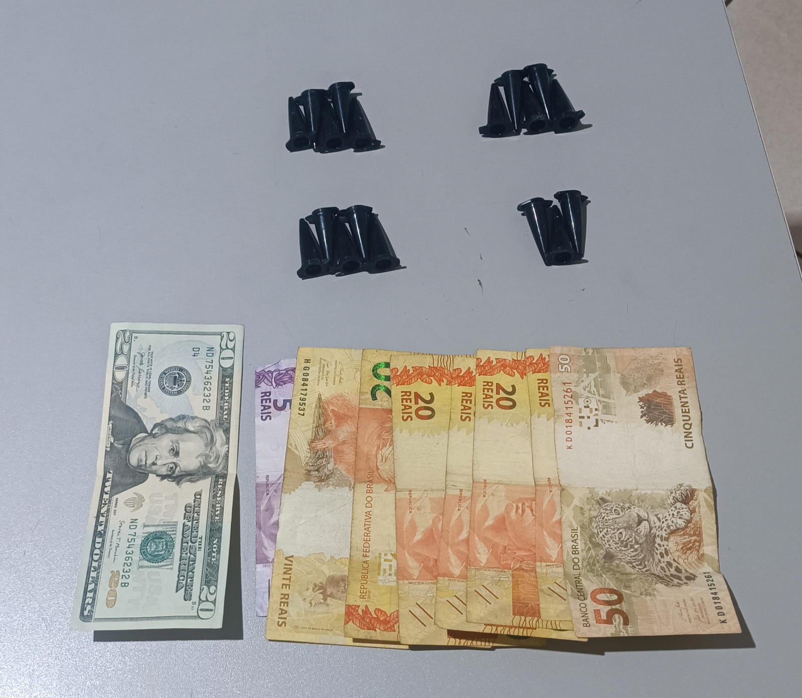 Polícia encontra droga e a carteira de suspeito após fuga 