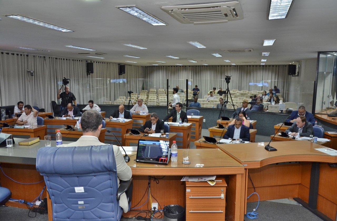 Homenagens, evento religioso e balancetes dominam pauta legislativa