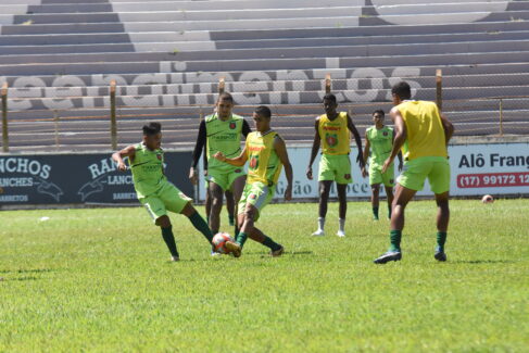 A equipe do Barretos Esporte Clube joga hoje (8), às 16h, no estádio Adhemar de Barros, em Araçatuba, pela 5ª rodada do Campeonato Paulista da Série A-4. A partida terá transmissão ao vivo pela Rádio O Diário Independente