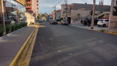 Rua 16 tem vagas de estacionamento exclusivas nos dois lados (Foto: Jânio Munhoz)