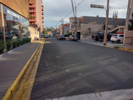 Rua 16 tem vagas de estacionamento exclusivas nos dois lados (Foto: Jânio Munhoz) Rua 16 tem vagas de estacionamento exclusivas nos dois lados (Foto: Jânio Munhoz)