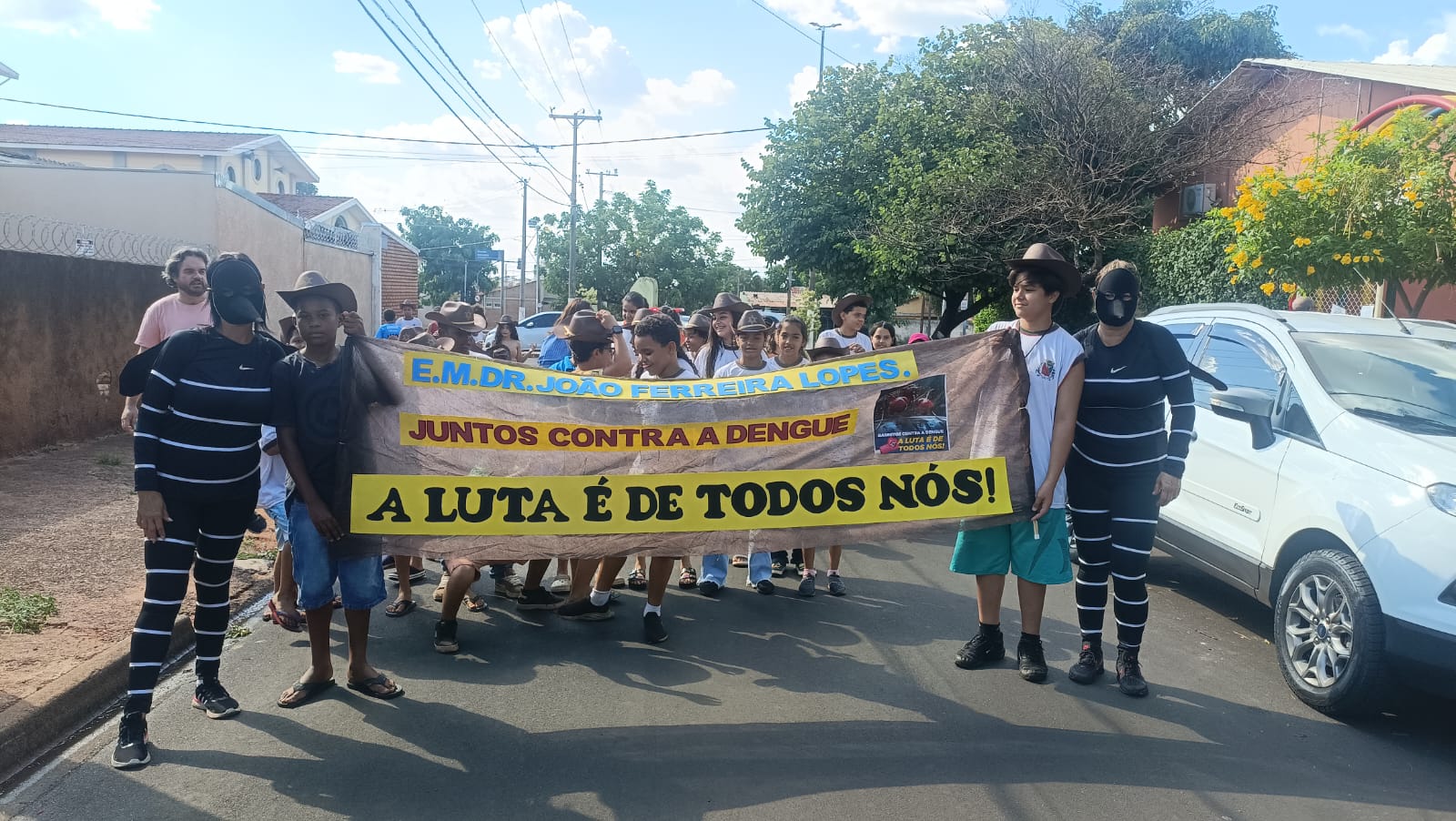 Alunos encerram atividades sobre a dengue com passeata