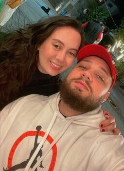 Casal vive momento especial em viagem