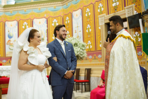 Leticia Munari Andrade e Carlos Miotti tiveram a festa de casamento dos sonhos no último final de semana, na catedral do Divino Espírito Santo, celebrado pelo padre Emerson e testemunhado pelos familiares e muitos amigos. A festa no Floresta contou com a impressionante decoração de Verinha Guimarães e a Assessoria e Cerimonial Bia Romani. Bênçãos de nosso Deus e mil felicidades à nova família! Casamento dos sonhos
