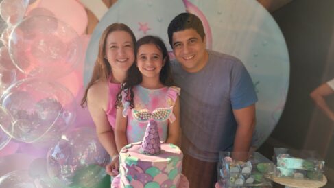 A festa da Gabi com o tema da Pequena Sereia para comemorar seu aniversário de 8 anos foi repleta de amor ao lados dos pais Isabelle – Carlos Eduardo, familiares e de muita diversão com as amigas, no último final de semana agitando o salão de eventos do condomínio Tamboré. Que Deus abençoe grandemente, sempre! Gabi fez 8 anos!