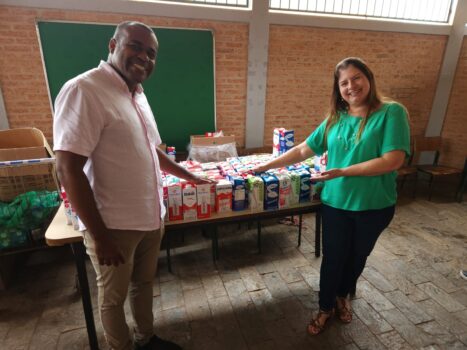 Bruno fez a entrega dos produtos a Roselaine, do Fundo Social Bruno fez a entrega dos produtos a Roselaine, do Fundo Social