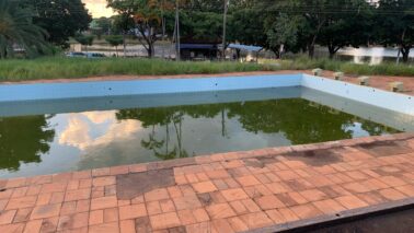 Em situação de abandono, piscina municipal acumula grande quantidade de água, que se transformou numa espécie de lodo