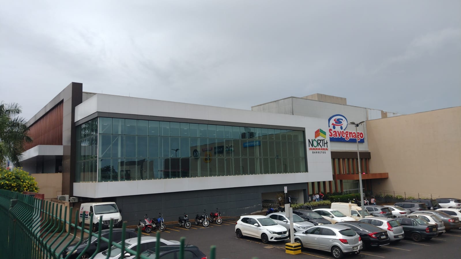 Rede de supermercados oferece vagas e prefeitura anuncia feirão