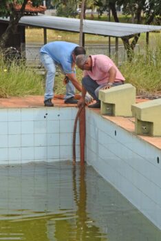 Retirada da água da piscina pública na Região dos Lagos Retirada da água da piscina pública na Região dos Lagos