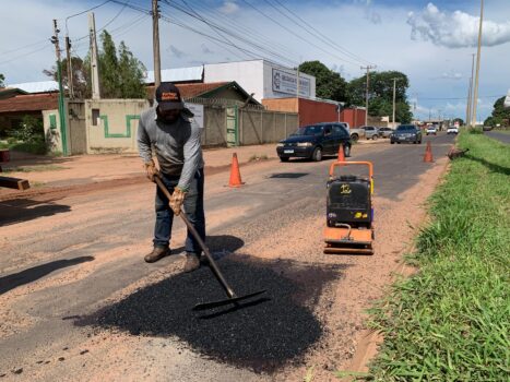 Serviço de tapa-buraco é realizado em vários pontos da cidade
