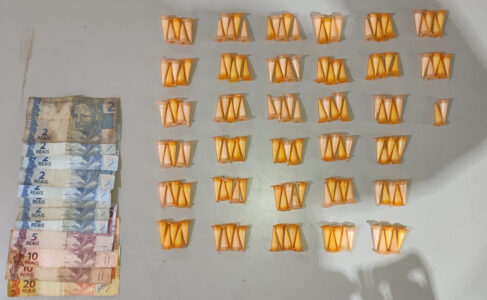 Homem é detido pela PM por tráfico no bairro Dom Bosco (Foto: O Diário de Barretos) Homem é detido pela PM por tráfico no bairro Dom Bosco (Foto: O Diário de Barretos)