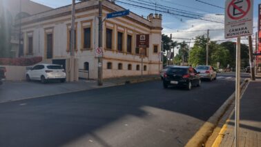 Rua 16 tem vagas de estacionamento exclusivas para Câmara nos dois lados da via