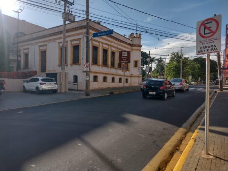 Rua 16 tem vagas de estacionamento exclusivas para Câmara nos dois lados da via Rua 16 tem vagas de estacionamento exclusivas para Câmara nos dois lados da via